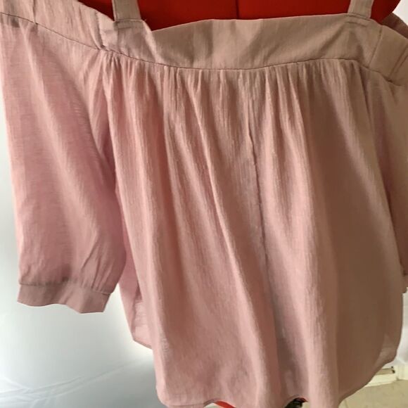 Entro size medium NWOT cold shoulder and three-quarter sleeves - Picture 3 of 7